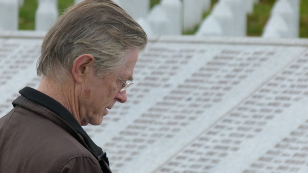 Joris Voorhoeve op Potocari memorial